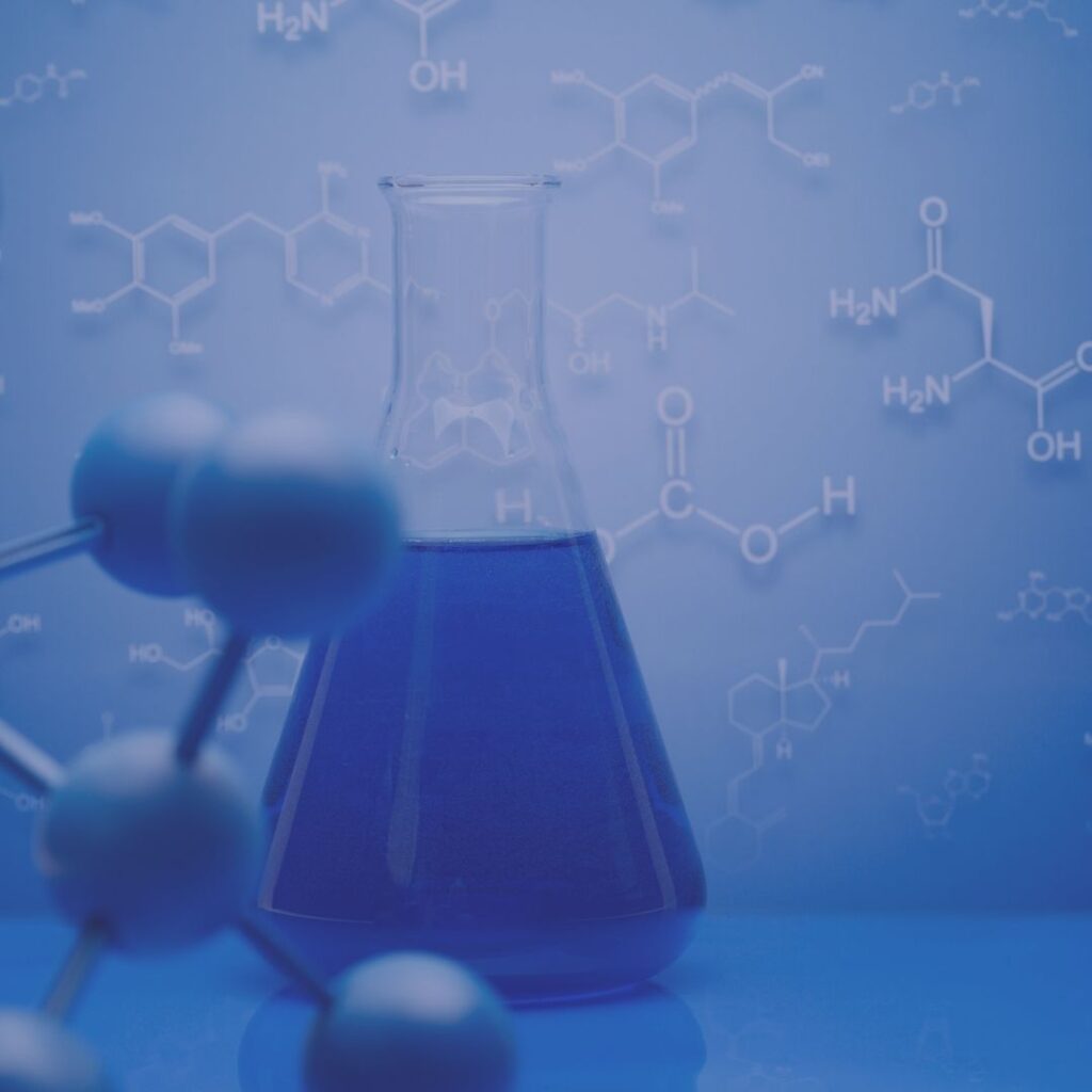 Une bouteille avec une potion bleue et des atomes. En fond, des formules chimiques.