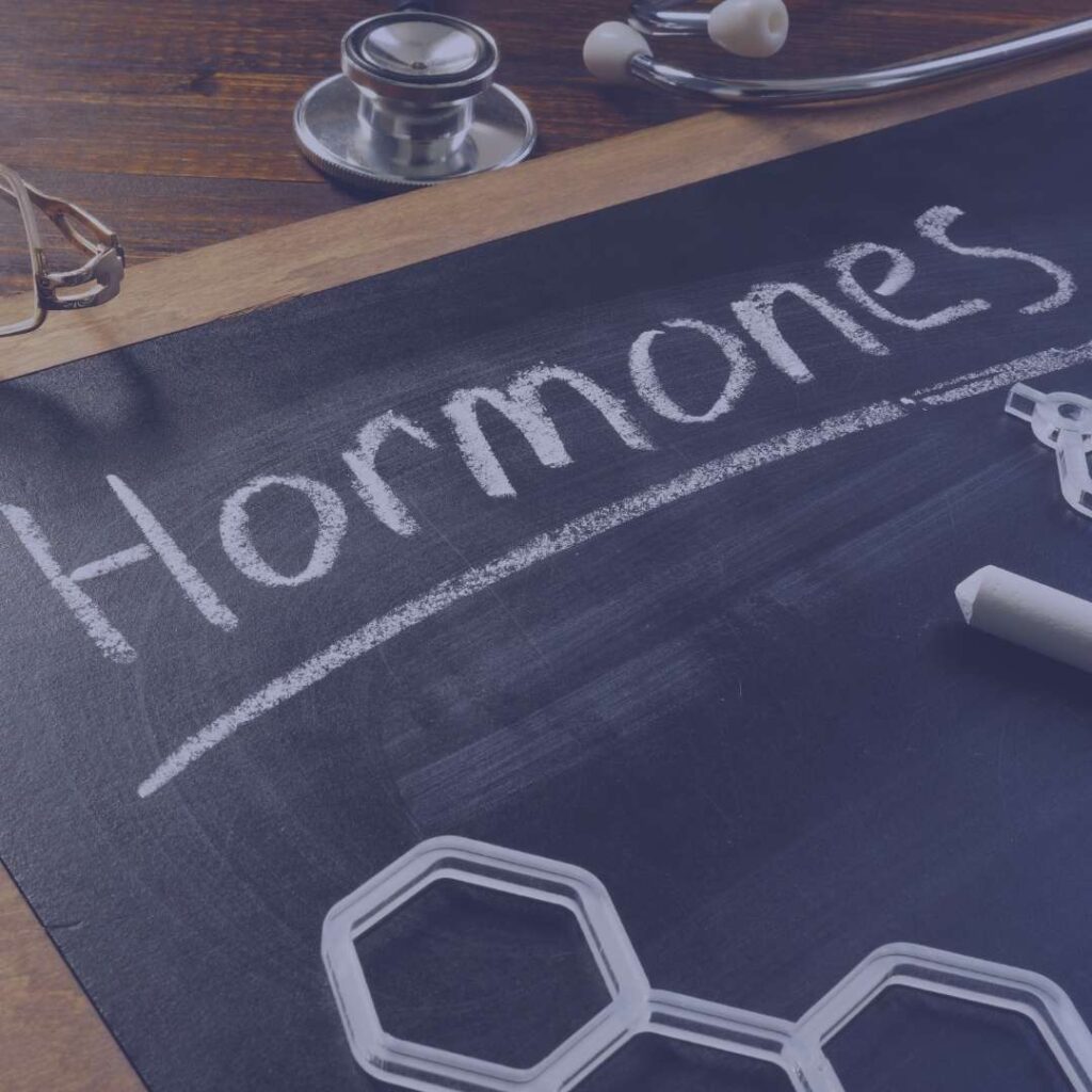 Ardoise avec le texte "Hormones" et un symbole chimique
