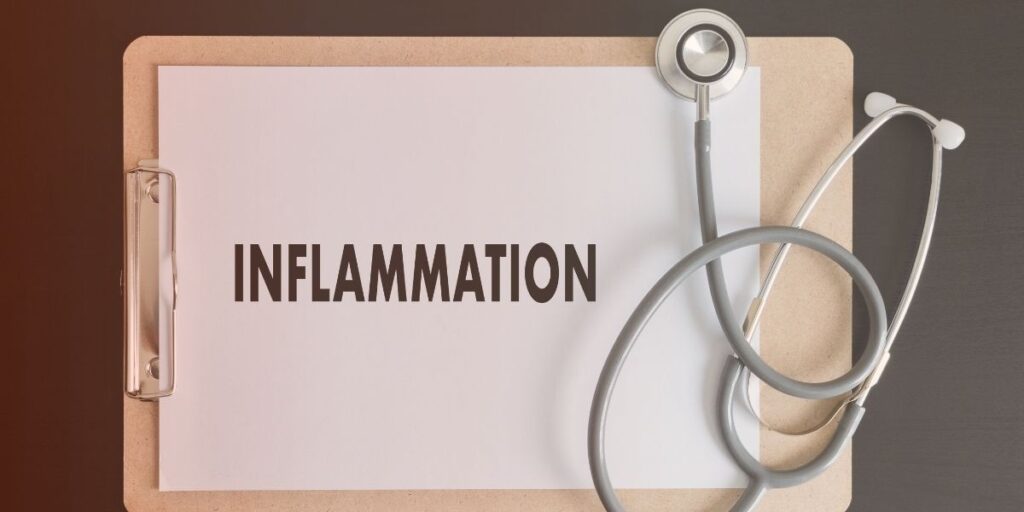Le texte "INFLAMMATION" est écrit sur une ardoise avec à droite un stéthoscope