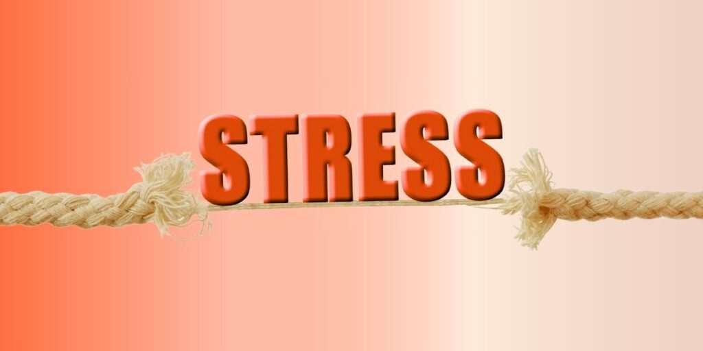 Un corde qui s'effiloche avec le mot STRESS écrit entre les morceaux de corde, en majuscules oranges